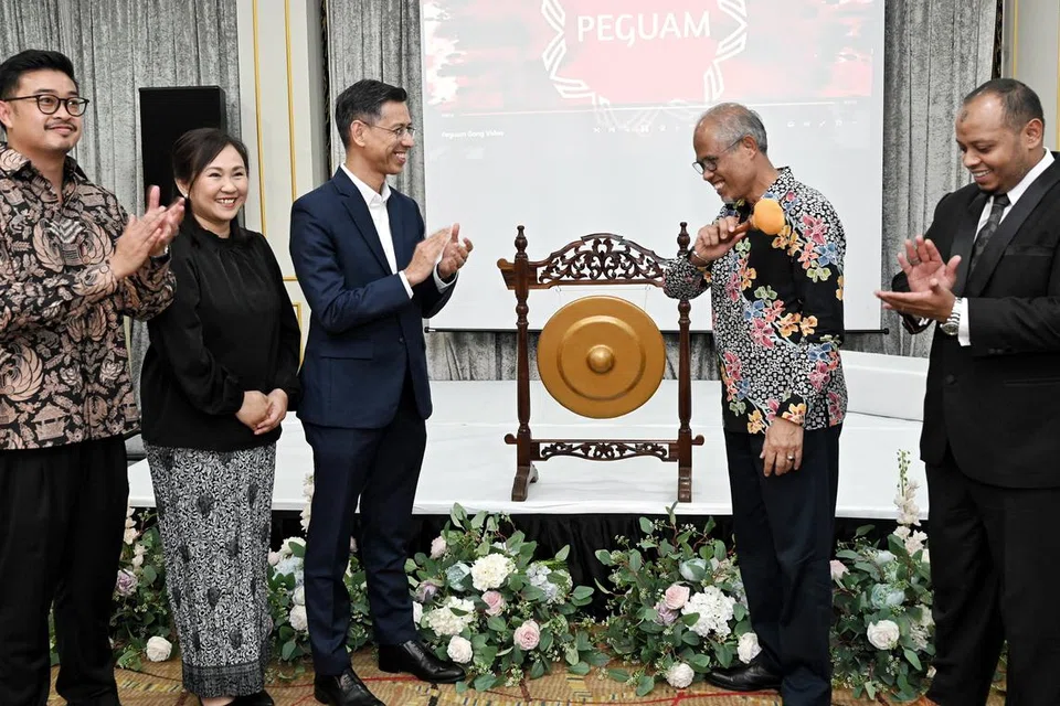 (Dari kiri) Pengerusi PEGUAM, Encik Imran Rahim; Pengerusi Casa Raudha, Cik Shahrany Hassan; Ketua Pegawai Eksekutif (CEO) SingPost bagi urus niaga Singapura, Encik Shahrin Abdol Salam; Menteri Bertanggungjawab bagi Ehwal Masyarakat Islam, Encik Masagos Zulkifli Masagos Mohamad; dan Pengarah Urusan Abdul Rahman Law Corporation, Encik Abdul Rahman Mohd Hanipah.