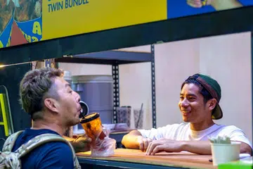 Pengasas bersama pemilik gerai menjual kentang goreng dan minuman, Katoshka, Encik Muhammad Hasif Othman (kanan), akan meraikan tahun ke-10 perniagaan beliau beroperasi di Bazar Geylang Serai. Beliau berterima kasih kepada pelanggannya yang setia ke gerainya hampir setiap tahun. 