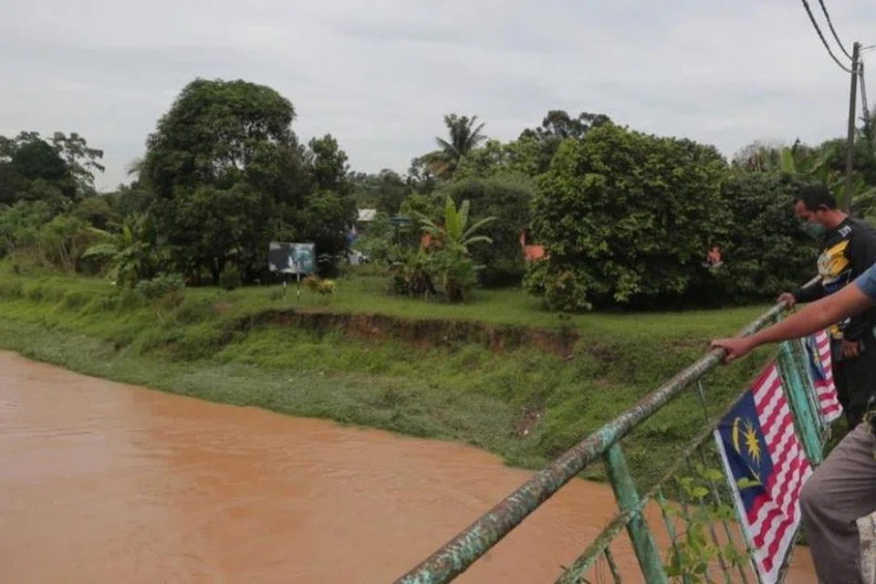 Penduduk terpaksa memakai pelitup muka susulan insiden pencemaran bau yang berlaku sepanjang Sungai Tebrau di Kampung Maju Jaya, Johor.