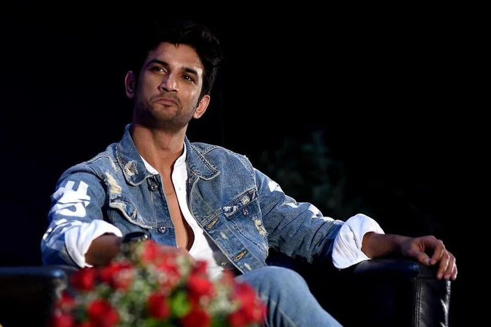 MENINGGAL DUNIA: Anggota polis berdiri ketika kakitangan hospital membawa jenazah pelakon Bollywood India, Sushant Singh Rajput, setelah dia meragut nyawanya sendiri, ke hospital untuk laporan bedah siasat, di Mumbai, semalam.