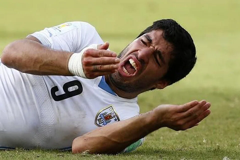 10. Gigitan Suarez - Foto-foto REUTERS, AFP, GOAL CONTROL. 