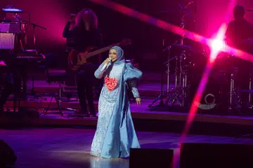 KEMUNCAK KONSERT: Ramlah Ram tampil dengan busana yang dilekap hati bercahaya ketika menyanyikan lagu pembawa rezeki buatnya, ‘Kau Kunci Cintaku di Dalam Hatimu’.