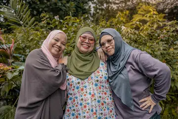 Tiga beradik yang dikenali sebagai ‘MakcikAlertSG’, terdiri daripada (dari kiri) Cik Sophiela Mustapha, 52 tahun; Cik Aldila Mustapha, 55 tahun; dan Cik Noorhayati Mustapha, 47 tahun. 