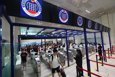 SISTEM PELEPASAN IMIGRESEN BARU DITEROKA: Sistem kod QR bagi memudahkan lagi pelepasan imigresen untuk perjalanan darat antara Singapura dengan Malaysia tanpa pasport sedang dalam pertimbangan. 