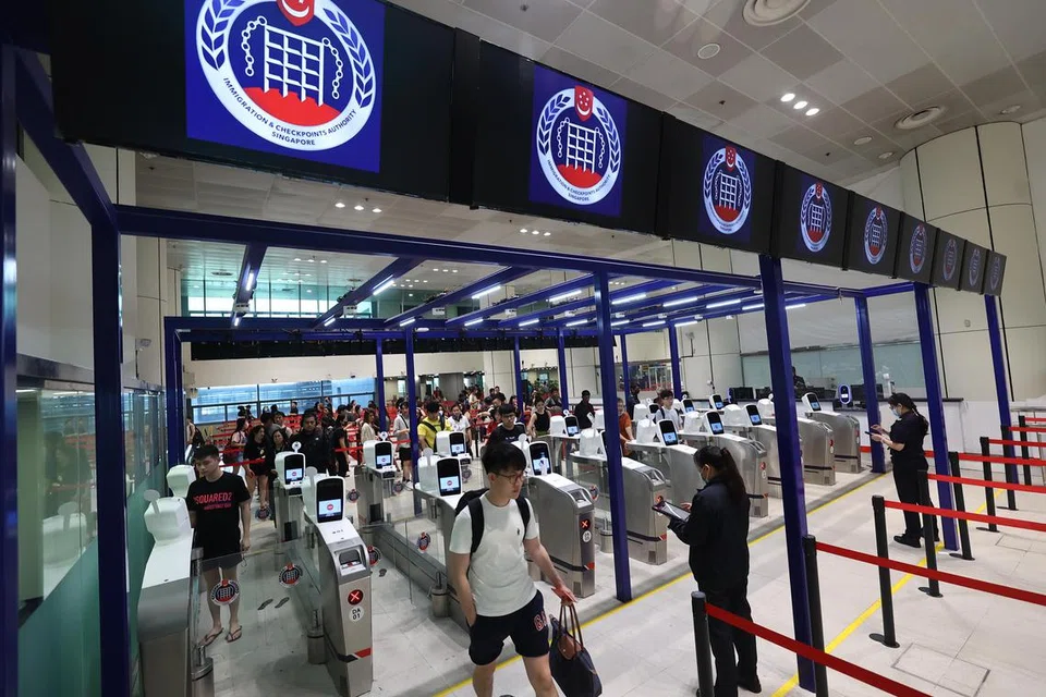 SISTEM PELEPASAN IMIGRESEN BARU DITEROKA: Sistem kod QR bagi memudahkan lagi pelepasan imigresen untuk perjalanan darat antara Singapura dengan Malaysia tanpa pasport sedang dalam pertimbangan. 