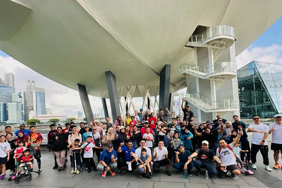 Anggota Parlimen (AP) GRC Jalan Besar, Dr Wan Rizal Wan Zakariah (baris depan, empat dari kanan) ikut berjalan bersama para bapa serta ahli keluarga mereka untuk acara Father Proud Walk di Marina Bay Sands pada pagi 28 September 2024. 