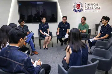 Pengarah Pejabat Akta Bahaya Jenayah Dalam Talian (OCHA), Penolong Pesuruhjaya Polis (AC) Marc E (tiga dari kanan), Timbalan Penolong Pesuruhjaya (DAC) Audrey Ong (empat dari kanan) serta Pengarah Kepercayaan dan Pengalaman Pelanggan Carousell, Encik Gijs Verheijke (dua dari kanan), berkongsi fungsi dan kemajuan OCHA dalam tangani bahaya di ruang siber kepada ahli media di New Phoenix Park pada 19 Februari. 