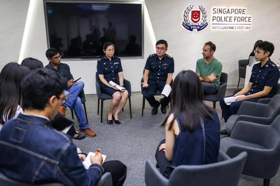 Pengarah Pejabat Akta Bahaya Jenayah Dalam Talian (OCHA), Penolong Pesuruhjaya Polis (AC) Marc E (tiga dari kanan), Timbalan Penolong Pesuruhjaya (DAC) Audrey Ong (empat dari kanan) serta Pengarah Kepercayaan dan Pengalaman Pelanggan Carousell, Encik Gijs Verheijke (dua dari kanan), berkongsi fungsi dan kemajuan OCHA dalam tangani bahaya di ruang siber kepada ahli media di New Phoenix Park pada 19 Februari. 