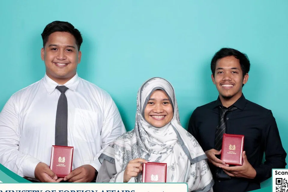 TERIMA PINGAT: (Dari kiri) Ustaz Ahmad Mursyid Mohamad Ariff, Ustazah Sakinah Juma’at dan Ustaz Ahmad Hanafi Muji diberi Pingat Daya Tahan Covid-19 oleh Kementerian Ehwal Luar (MFA) baru-baru ini.