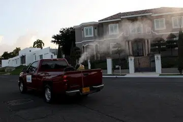 USAHA PENCEGAHAN: Sebuah lori pikap daripada Jabatan Kesihatan mewasapi kawasan perumahan bagi menghalang penularan vektor virus Zika, nyamuk Aedes aegypti, di San Juan, ibu negara Puerto Rico, kelmarin. - Foto REUTERS