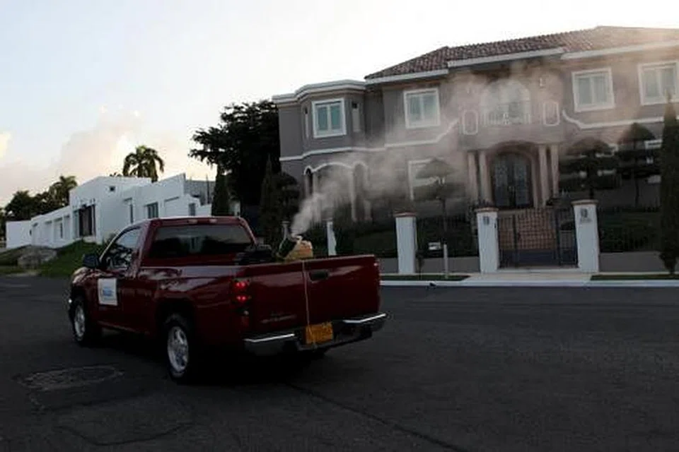 USAHA PENCEGAHAN: Sebuah lori pikap daripada Jabatan Kesihatan mewasapi kawasan perumahan bagi menghalang penularan vektor virus Zika, nyamuk Aedes aegypti, di San Juan, ibu negara Puerto Rico, kelmarin. - Foto REUTERS