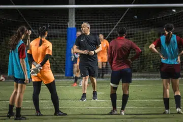 Ketua jurulatih bola sepak wanita Singa, Karim Bencherifa (tengah), menjelaskan bahawa penarikan diri pasukannya daripada Kejohanan Wanita Asean yang sepatutnya berlangsung dari 6 hingga 19 Ogos dilakukan demi persiapan untuk pertandingan lain yang bercanggah dengan pertandingan tersebut. 