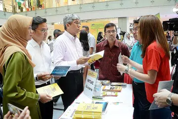 DAPATKAN MAKLUM BALAS: Menteri Perhubungan dan Penerangan, Dr Yaacob Ibrahim, (tiga dari kiri) meninjau gerai Kongres Kesatuan Sekerja Kebangsaan (NTUC) bersama (dari kanan) CEO Yayasan Mendaki, Cik Rahayu Buang, Anggota Parlimen (AP) GRC Bishan Toa-Payoh, Encik Saktiandi Supaat, dan AP GRC Pasir Ris-Punggol, Encik Zainal Sapari, yang juga pemimpin NTUC. - Foto JOHARI RAHMAT