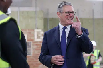 Perdana Menteri Britain, Keir Starmer, ketika bertemu pelatih pembinaan semasa lawatan ke London South Bank Technical College di London pada 12 Mei 2026. Lebih 100 ahli Parlimen Parti Buruh dilaporkan menandatangani satu kenyataan bagi menyatakan sokongan kepada Starmer yang kini berdepan tekanan untuk meletakkan jawatan selepas keputusan buruk pilihan raya tempatan, menurut media Britain pada 12 Mei.
