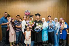 ADIK DAN RAKAN SEKELAS: Encik Abdul Latif (lima dari kanan) bersama adiknya Siti Mardhiyyah (turut memakai pakaian siswazah) diapit anggota keluarga selepas menerima ijazah masing-masing.- Foto NUR ASHIQAH LAU