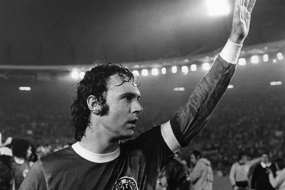 LEGENDA: Mendiang Franz Beckenbauer melambai kepada penonton selepas memenangi Piala Dunia 1974.