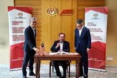 KOMITED JANA PELABURAN: Perdana Menteri Malaysia, Datuk Seri Anwar Ibrahim (duduk) bersama Menteri Pelaburan, Perdagangan dan Industri, Senator Datuk Seri Tengku Zafrul Tengku Abdul Aziz, serta Timbalannya, Encik Liew Chin Tong. 
