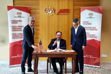 KOMITED JANA PELABURAN: Perdana Menteri Malaysia, Datuk Seri Anwar Ibrahim (duduk) bersama Menteri Pelaburan, Perdagangan dan Industri, Senator Datuk Seri Tengku Zafrul Tengku Abdul Aziz, serta Timbalannya, Encik Liew Chin Tong. 