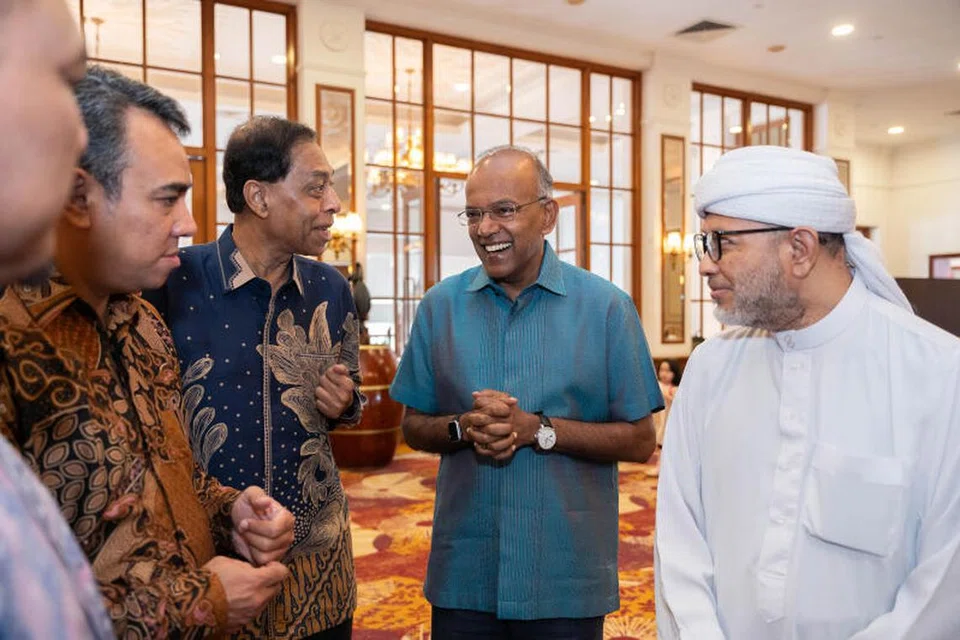 BERAMAH MESRA: Menteri Ehwal Dalam Negeri merangkap Undang-Undang, Encik K. Shanmugam (dua dari kanan),  berinteraksi dengan pengerusi bersama RRG, Ustaz Mohamad Hasbi Hassan (kanan) dan Ustaz Dr Mohamed Ali (dua dari kiri) di Majlis Makan Tengah Hari bagi Menghargai Sukarelawan Masyarakat ke-17.  Bersama mereka ialah Presiden Taman Bacaan, Encik Abdul Halim Kader (tiga dari kanan). 