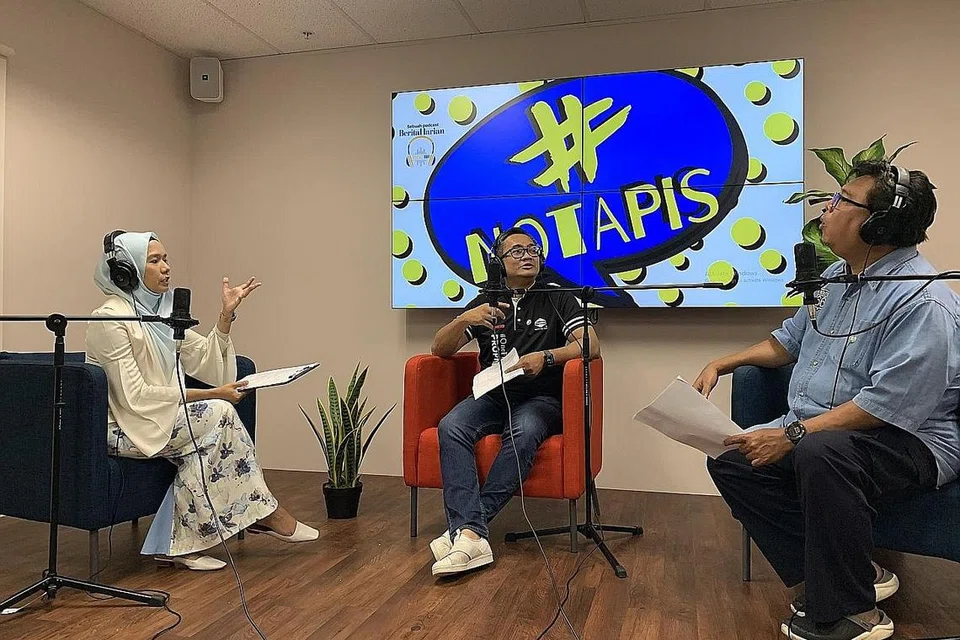 PANDUAN HARTANAH: Dengar podcast #NoTapis bersama hos koresponden Shahida Sarhid (kiri) dan Suhaimi Yusof (kanan) untuk mendapatkan panduan dan langkah terbaik dalam pengurusan hartanah anda bersama Encik Nizam Adli (tengah) - Foto BH oleh SITI AISYAH NORDIN