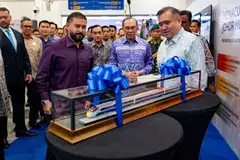 Pemangku Sultan Johor, Tunku Mahkota Ismail (kiri) melihat replika model Landasan Berkembar Elektrik Gemas-Johor Bahru di Stesen KTM Kempas Baru, Johor Bahru. Beliau diiringi Menteri Pengangkutan Malaysia, Encik Anthony Loke (kanan); Perdana Menteri Malaysia, Datuk Seri Anwar Ibrahim (kedua kanan); dan Menteri Besar Johor, Datuk Onn Hafiz Ghazi (kedua kiri).