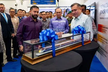 Pemangku Sultan Johor, Tunku Mahkota Ismail (kiri) melihat replika model Landasan Berkembar Elektrik Gemas-Johor Bahru di Stesen KTM Kempas Baru, Johor Bahru. Beliau diiringi Menteri Pengangkutan Malaysia, Encik Anthony Loke (kanan); Perdana Menteri Malaysia, Datuk Seri Anwar Ibrahim (kedua kanan); dan Menteri Besar Johor, Datuk Onn Hafiz Ghazi (kedua kiri).