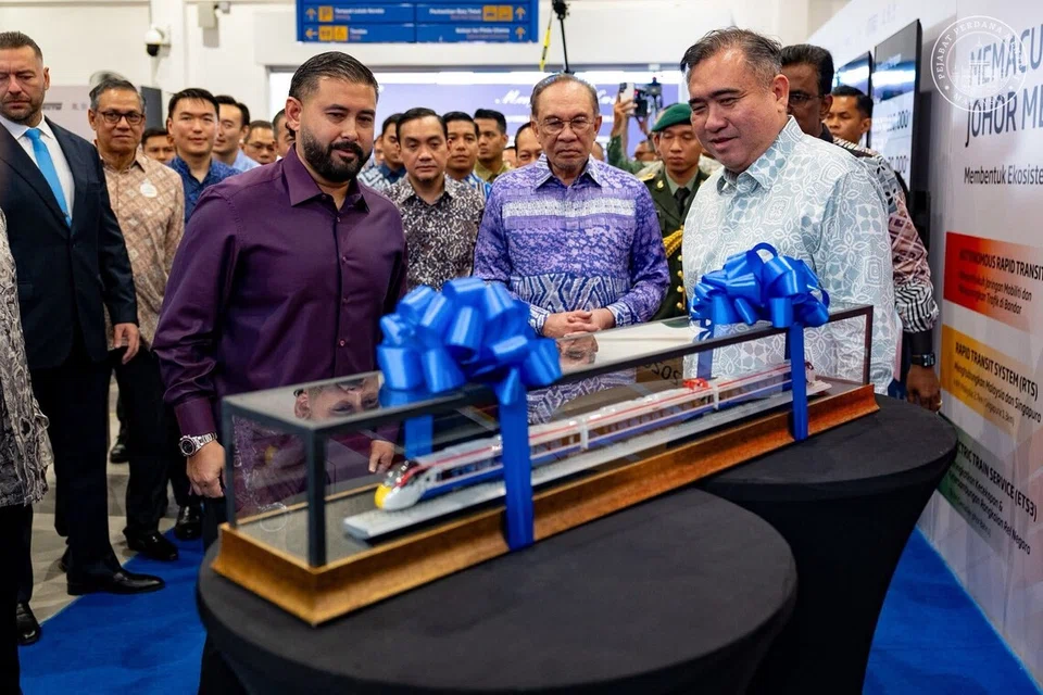 Pemangku Sultan Johor, Tunku Mahkota Ismail (kiri) melihat replika model Landasan Berkembar Elektrik Gemas-Johor Bahru di Stesen KTM Kempas Baru, Johor Bahru. Beliau diiringi Menteri Pengangkutan Malaysia, Encik Anthony Loke (kanan); Perdana Menteri Malaysia, Datuk Seri Anwar Ibrahim (kedua kanan); dan Menteri Besar Johor, Datuk Onn Hafiz Ghazi (kedua kiri).