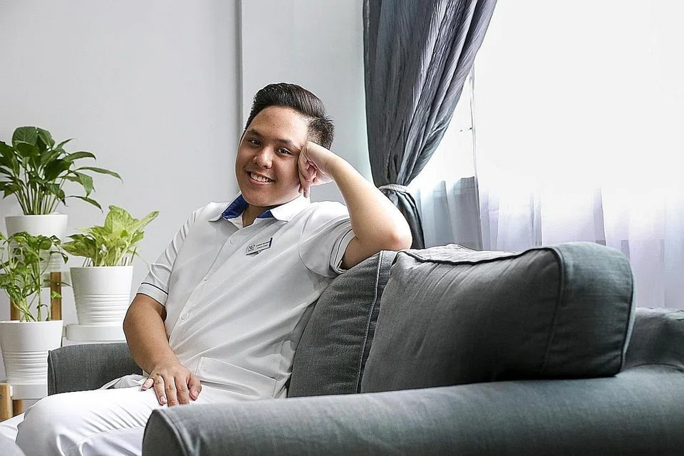 LEBIH YAKIN: Pelajar bidang kejururawatan, Encik Luqman Nulhakim Toslimin, lebih yakin berbincang dengan pelajar lain sebayanya daripada institusi lain mengenai isu-isu semasa yang penting dalam perkembangan dunia hari ini. - Foto BH oleh YONG LI XUAN