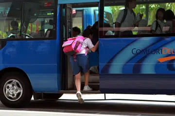 PENINGKATAN KOS: Pengendali bas sekolah di Singapura bakal menaikkan had harga tambang bas sekolah sebanyak 13 peratus dari kos tambang yang tertulis dibawah kontrak.
