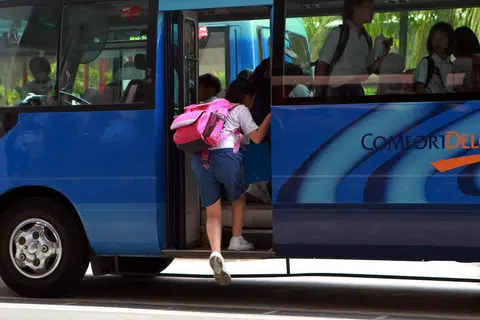 PENINGKATAN KOS: Pengendali bas sekolah di Singapura bakal menaikkan had harga tambang bas sekolah sebanyak 13 peratus dari kos tambang yang tertulis dibawah kontrak.
