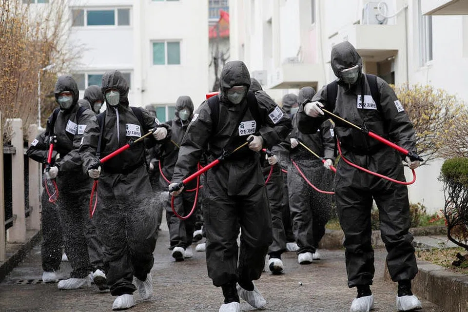 BASMI KUMAN: Tentera Korea Selatan membasmi kuman di sebuah kompleks apartmen yang dikuarantin pada 9 Mac 2020 setelah sejumlah besar kes koronavirus dilaporkan di Daegu.