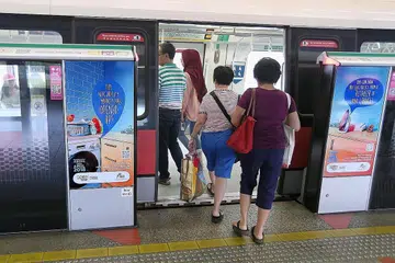 PILIHAN LEBIH LUAS: Iklan-iklan di stesen MRT Boon Lay mengenai pasaran elektrik terbuka baru-baru ini yang memberi pelanggan pilihan lebih luas dan menjimatkan. - Foto fail