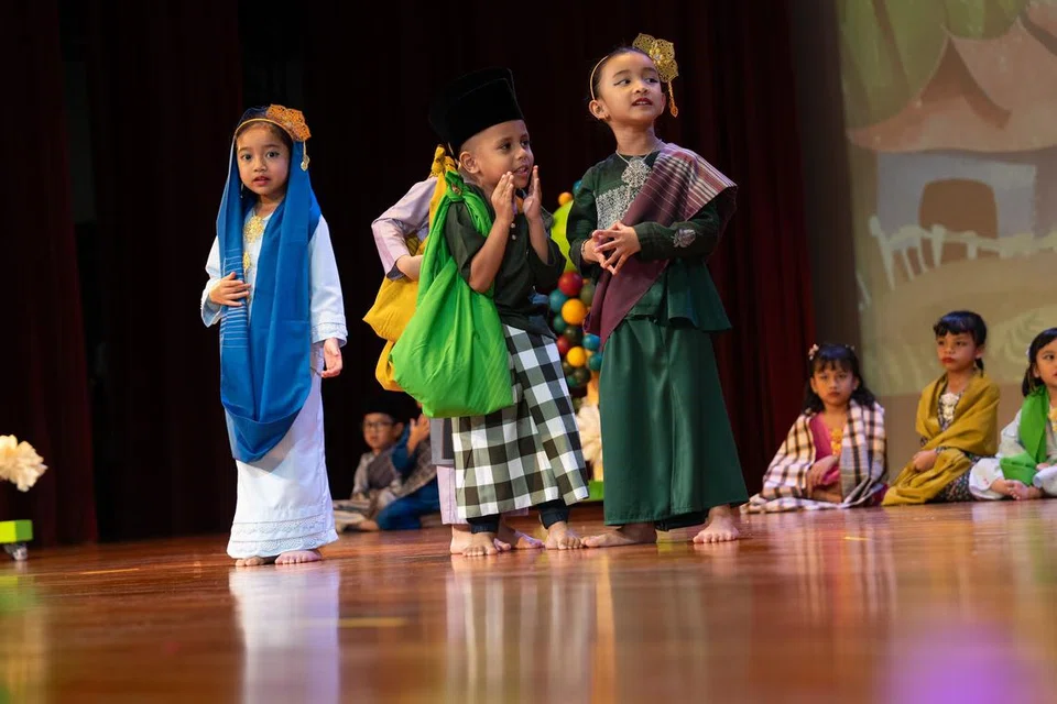 Kanak-kanak Prasekolah 7oaks berlakon, menari dan bernyanyi dalam persembahan teater bertajuk ‘SAGA - Ayuh Ke Muzium’, yang sarat dengan unsur-unsur budaya dan bahasa Melayu. Persembahan itu diadakan buat julung-julung kalinya sempena sambutan ulang tahun ketujuh Prasekolah 7oaks dalam Bulan Bahasa dan juga sebagai acara penutup tirai bulan tersebut di Music Box @ Politeiknik Ngee Ann pada 12 Oktober.
