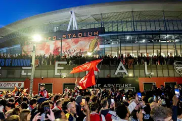 Suasana di luar Stadium Emirates di London riuh rendah dengan sorak sorai peminat Arsenal selepas kelab itu dinobatkan sebagai juara EPL musim ini.