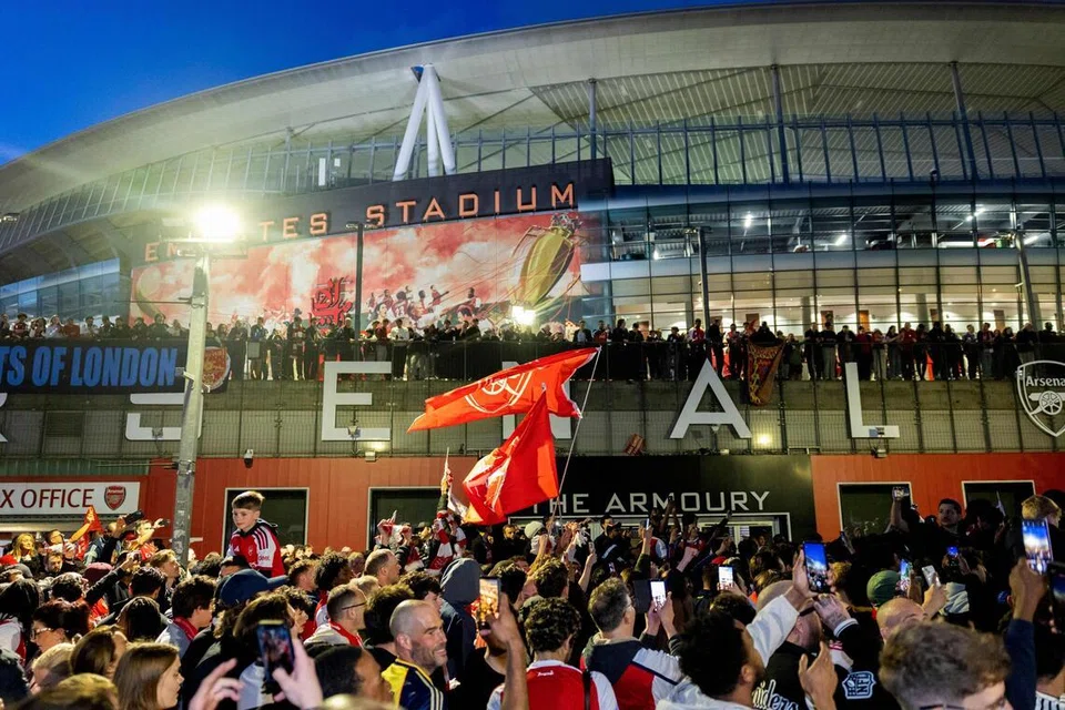 Suasana di luar Stadium Emirates di London riuh rendah dengan sorak sorai peminat Arsenal selepas kelab itu dinobatkan sebagai juara EPL musim ini.