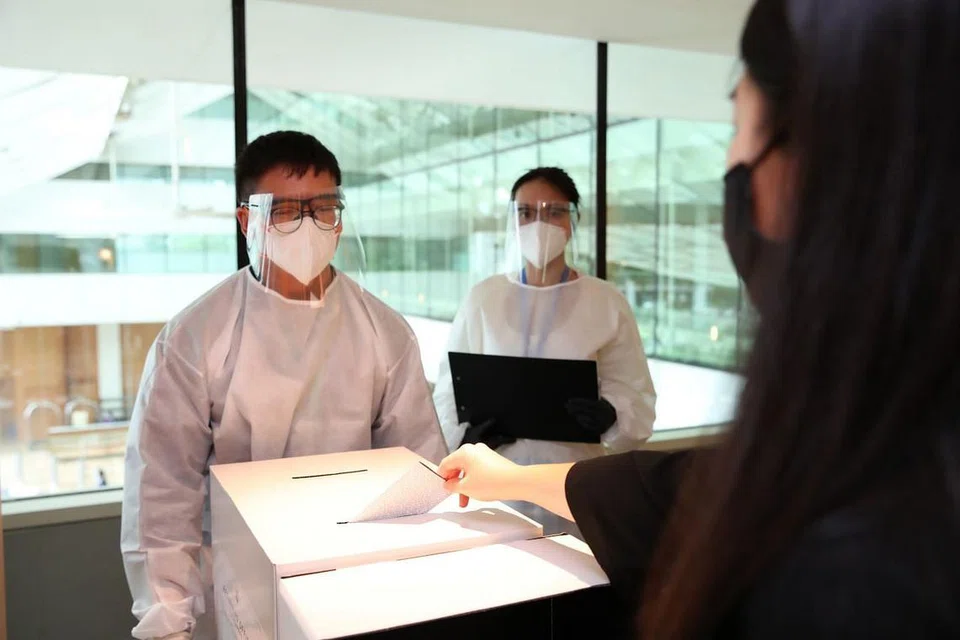 BERI PENGECUALIAN: Warga yang dikenakan Notis Jangan Keluar Rumah (SHN) di Marina Bay Sands dan Hotel JW Marriott boleh mengundi dari bilik mereka. - Foto MCI