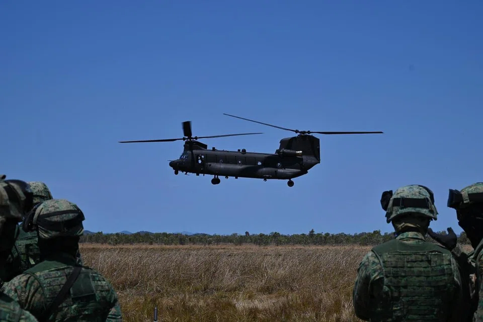 Helikopter ‘Chinook’ bersiap mendarat di Zon Pengambilan untuk membawa anggota SAF semasa Latihan Wallaby di Shoalwater Bay, Australia.
