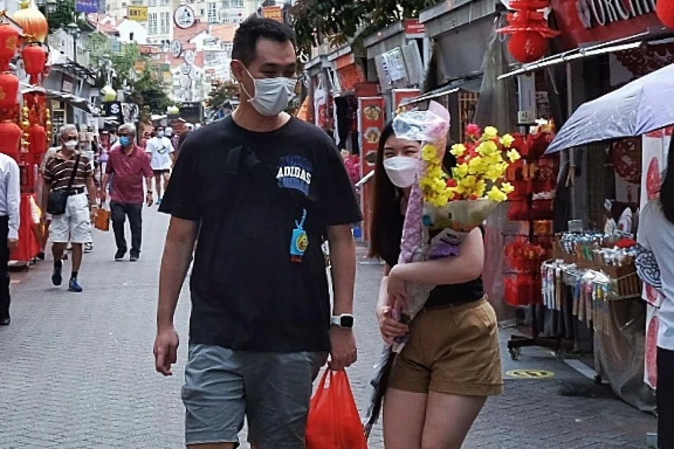 'SHOPPING' AWAL: Pilih dulu mana yang berkenan di hati. - Foto BM oleh KHALID BABA