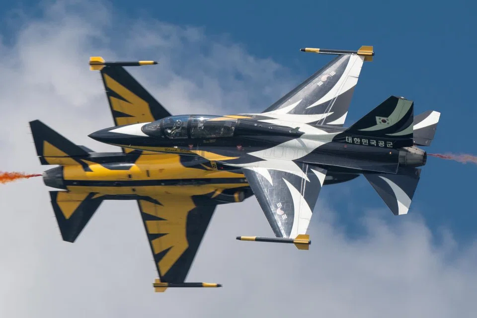 Gambar pertunjukan udara dilakukan pasukan Korea Selatan, Black Eagles yang dipetik Encik Adam Maniam.
