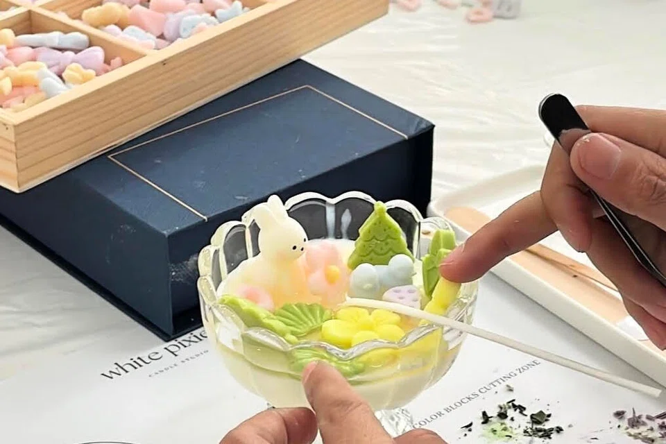 Di White Pixies, para pelanggan boleh meneroka seni haruman dan lilin menerusi tujuh bengkel unik, termasuk pembuatan lilin khas mengikut cita rasa sendiri.