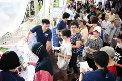 Pengunjung di Pesta Kesihatan Bersama di Pasar Teck Whye pada 11 Mei.