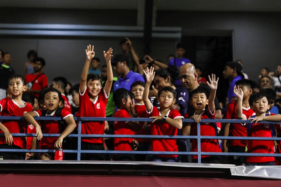 PEMBANGUNAN BAKAT: Pelatih LCS Football Academy yang menyokong Lion City Sailors di Stadium Jurong East semasa perlawanan Liga Perdana Singapura menentang Tanjong Pagar United pada Mac 2020.