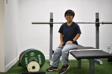 IMPIAN SEJAK KECIL MAHU KE PARALIMPIK: Aini menjadi warga Singapura pertama bersaing dalam angkat berat di Sukan Paralimpik Tokyo 2020. - Foto BH oleh ARIFFIN JAMAR