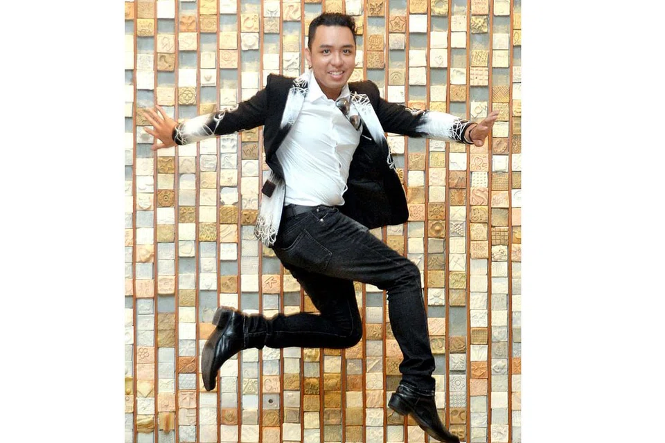 USAHAKAN YANG TERBAIK: Amy Hakimi yang baru tamat pengajian Diploma Teknologi Media dan Komunikasi daripada Politeknik Temasek mengimbangi tugas sebagai jurutera pusat data dengan minat menyanyi. - Foto KHALID BABA