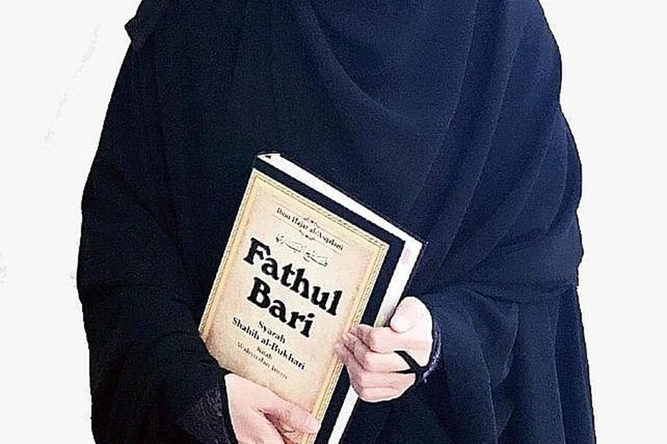Ustazah Dr Sakinah Saptu mempunyai kelayakan Doktor Falsafah (PhD) dalam bidang Hadis di Jabatan Pengajian Al-Quran dan Al-Sunah dari Universiti Kebangsaan Malaysia.