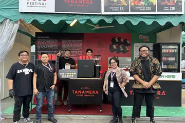 TANAMERA COFFEE: Menawarkan kopi artisan dan hidangan makanan Indonesia dengan harapan jenamanya akan terus berkembang di Singapura. Dalam gambar (dari kiri) ialah pengurus operasi, Encik Muhammad Dinie Effandy; ketua cef, Cef Roy Aziz; pengurus besar, Encik Romeo Alfen; ketua barista, Encik Zahirrudin Zainuddin; eksekutif pemasaran, Cik Mardiana Jamal dan pengurus pembangunan perniagaan, Encik Muhammad Khairul Jufri.