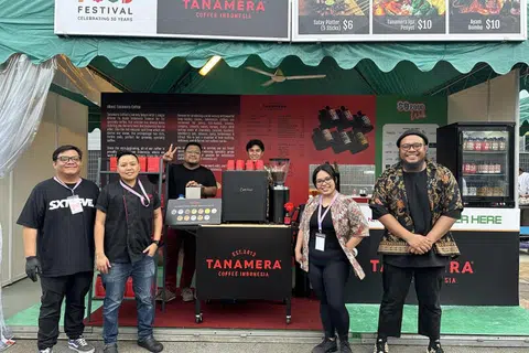 TANAMERA COFFEE: Menawarkan kopi artisan dan hidangan makanan Indonesia dengan harapan jenamanya akan terus berkembang di Singapura. Dalam gambar (dari kiri) ialah pengurus operasi, Encik Muhammad Dinie Effandy; ketua cef, Cef Roy Aziz; pengurus besar, Encik Romeo Alfen; ketua barista, Encik Zahirrudin Zainuddin; eksekutif pemasaran, Cik Mardiana Jamal dan pengurus pembangunan perniagaan, Encik Muhammad Khairul Jufri.