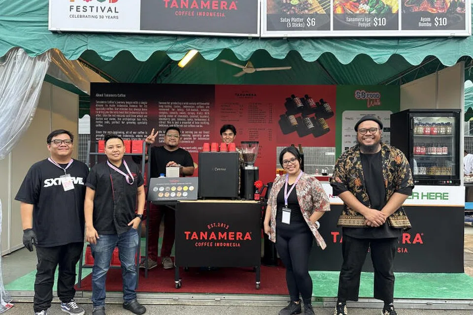 TANAMERA COFFEE: Menawarkan kopi artisan dan hidangan makanan Indonesia dengan harapan jenamanya akan terus berkembang di Singapura. Dalam gambar (dari kiri) ialah pengurus operasi, Encik Muhammad Dinie Effandy; ketua cef, Cef Roy Aziz; pengurus besar, Encik Romeo Alfen; ketua barista, Encik Zahirrudin Zainuddin; eksekutif pemasaran, Cik Mardiana Jamal dan pengurus pembangunan perniagaan, Encik Muhammad Khairul Jufri.
