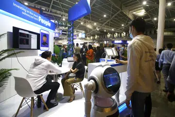 INOVASI TEKNOLOGI: Pengunjung yang hadir di Pesta Fintech Singapura tahun lalu yang tertumpu pada penyelesaian kewangan canggih dan inovasi teknologi terkini.