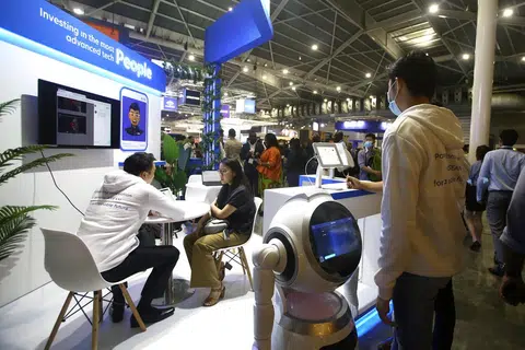 INOVASI TEKNOLOGI: Pengunjung yang hadir di Pesta Fintech Singapura tahun lalu yang tertumpu pada penyelesaian kewangan canggih dan inovasi teknologi terkini.